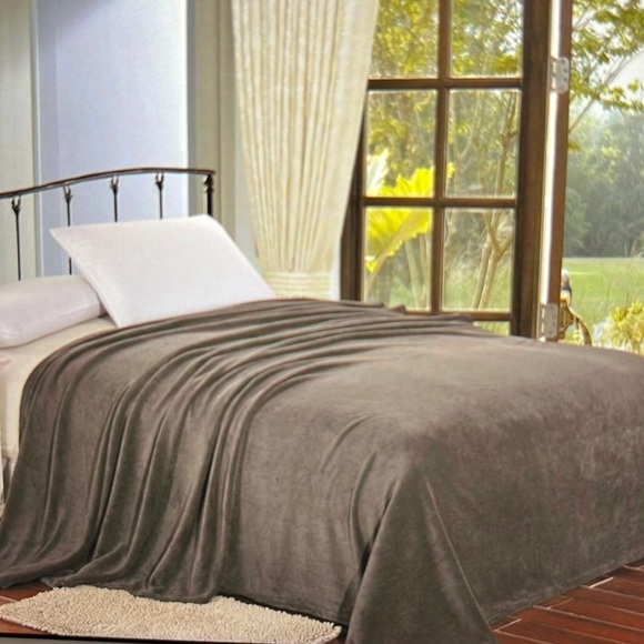 Target Bedding Target Threshold Super Plush Microplush Blanket